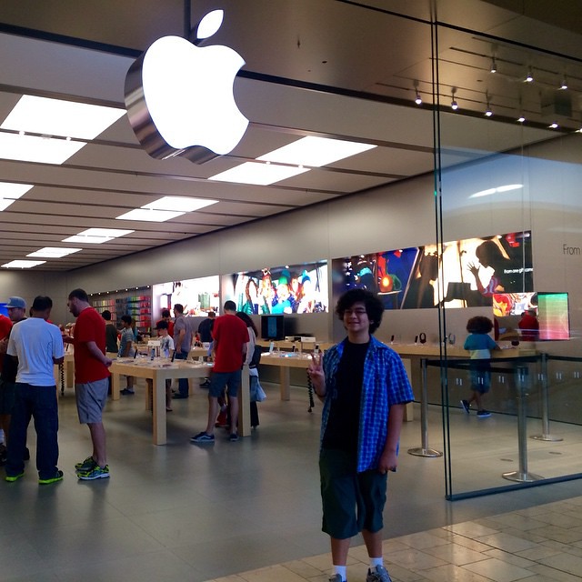 The Mission Viejo Apple Store is ready for the holiday rus… Flickr