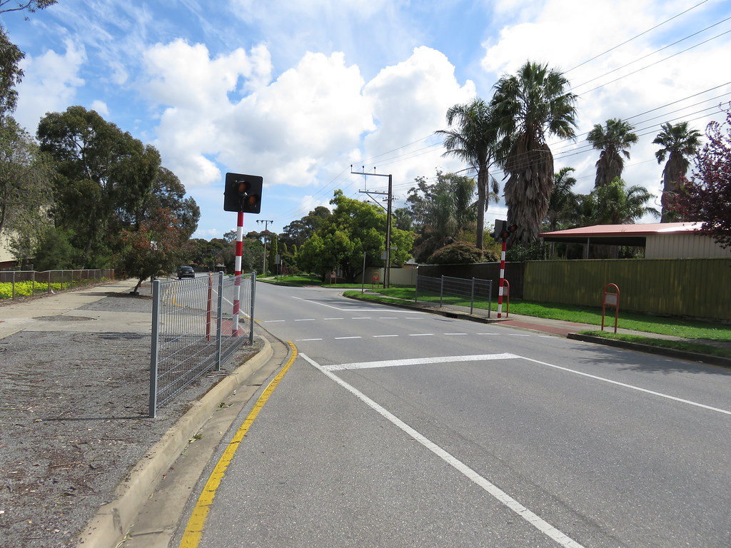 School Crossing with Flashers on Cottenham Rd, Banksia Par… Flickr