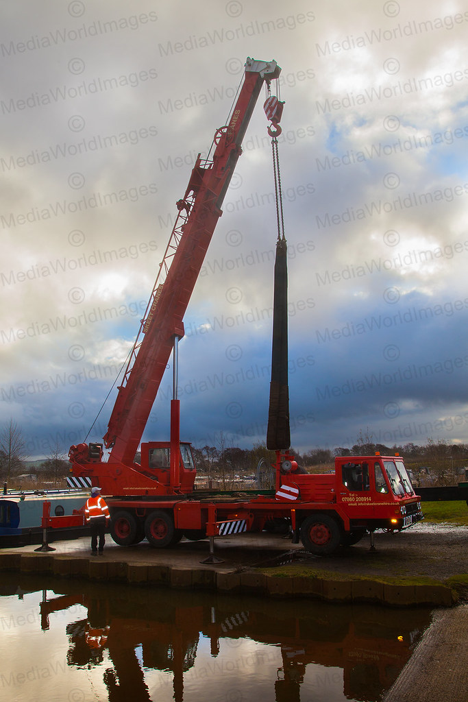IMG_2354 Skeet 30 ton Crane lifting narrow boat from Canal… Flickr