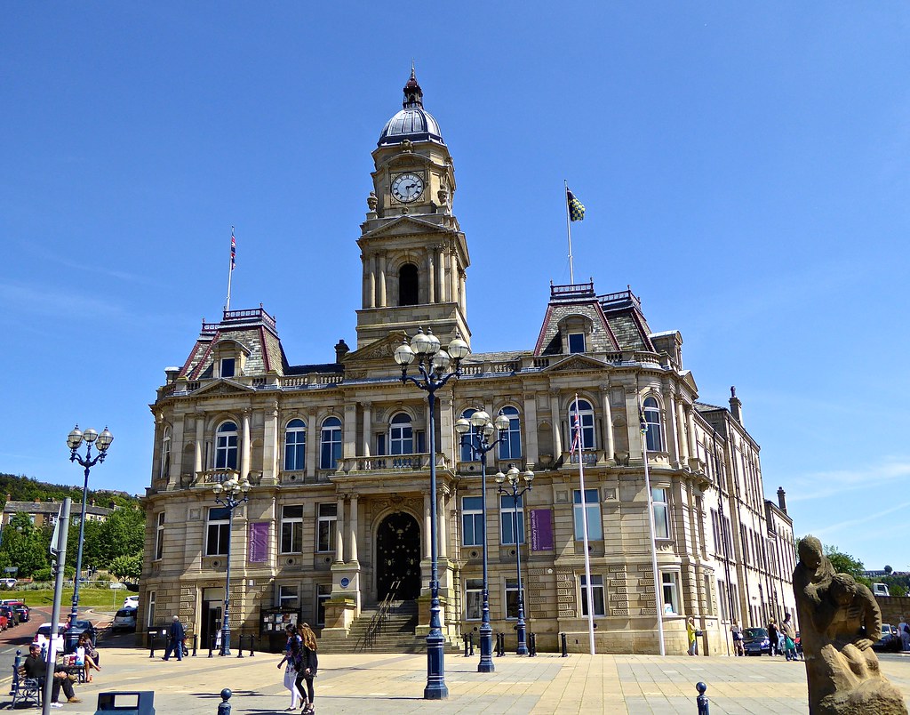 Dewsbury THE TOWN HALL INCLUDING MAGISTRATES' COURT, MARKE… Flickr