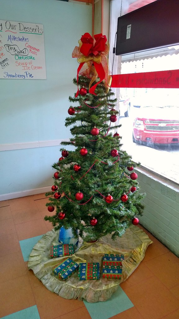 Christmas Tree At Pizza Palace in Brundidge, Alabama. Good… Flickr