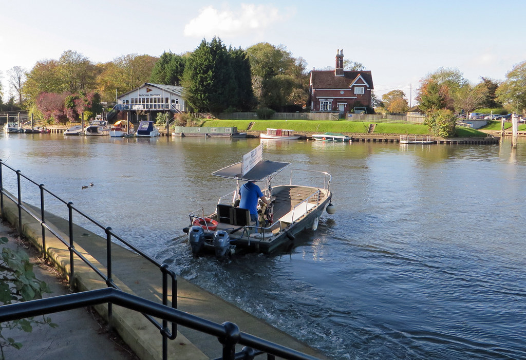 Shepperton Ferry Here seen departing empty from the Weybri… Flickr
