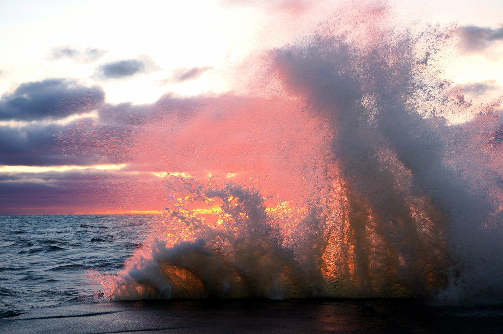 Wall of water This is another shot from the sunset that oc… Flickr