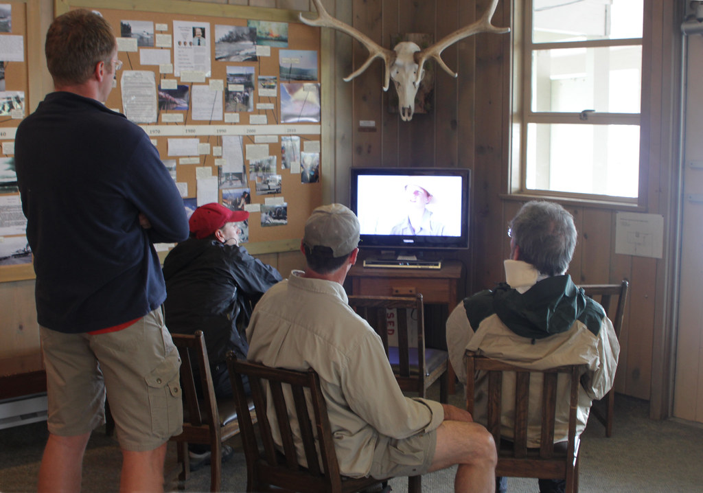Bridge Bay Ranger Station visitors watching backcountry vi… Flickr