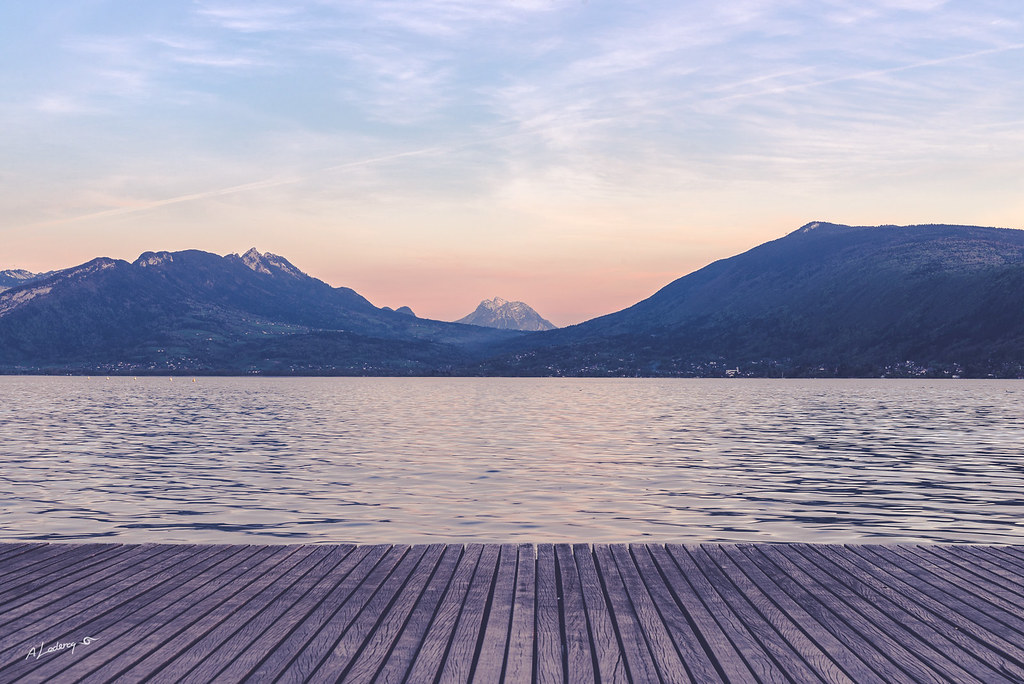Une attente Vue du lac d'Annecy au coucher du soleil