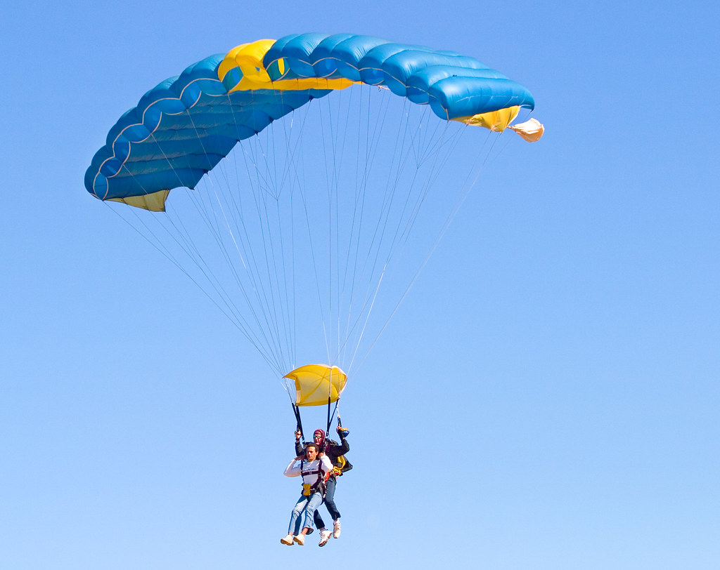 Parachute about to Land Clontarf01+ Parachute landing Clo… Flickr