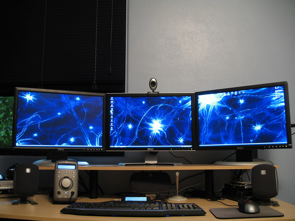 My gaming setup (2005FPWs + 2007WFP) My triple monitor set… Flickr