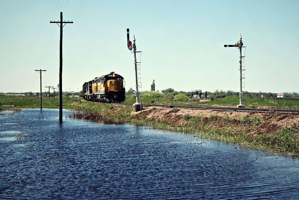 CNW, Arlington, South Dakota, 1978 Eastbound Chicago and N… Flickr