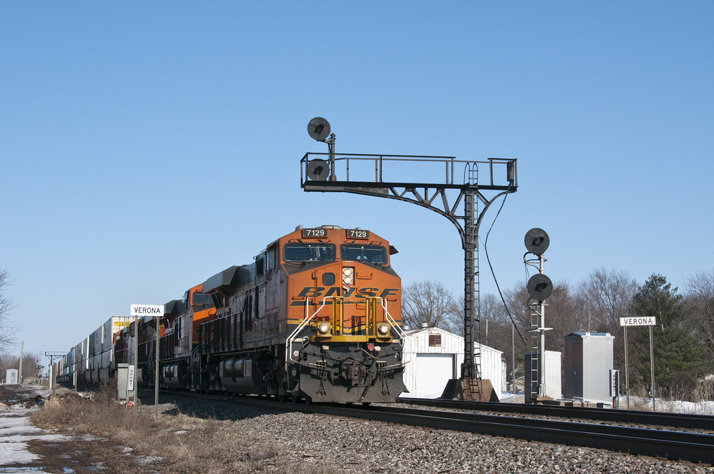 Verona A westbound train passes the signals at Verona, IL.… Flickr