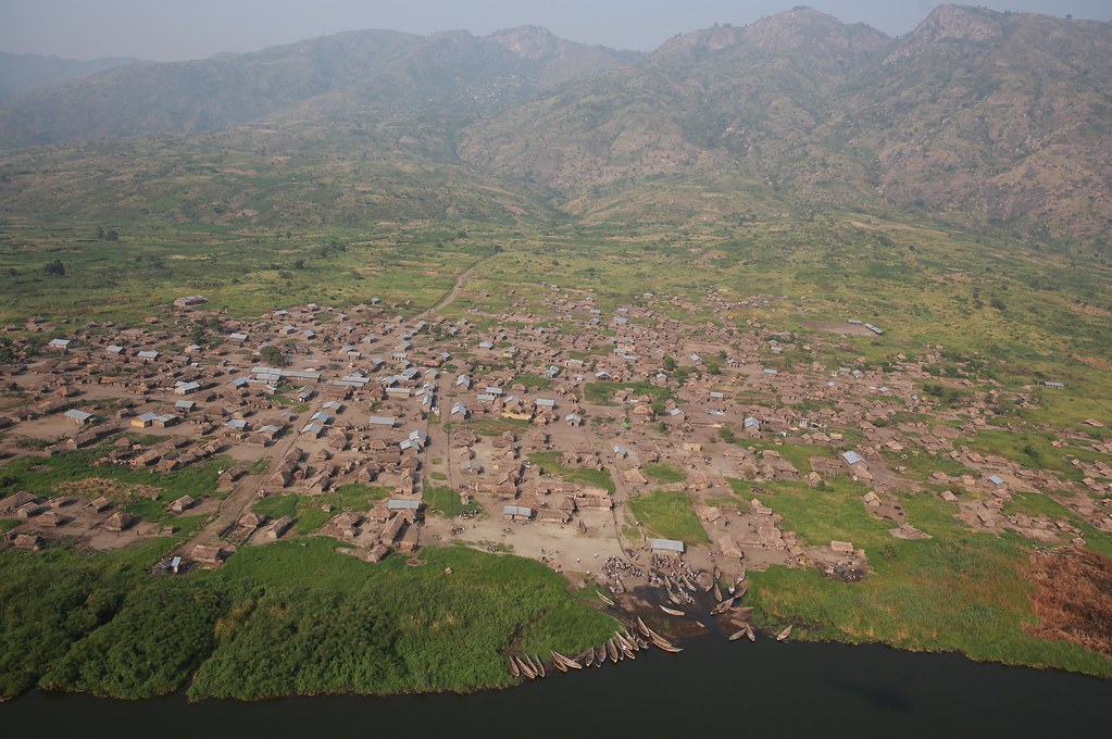Vue aérienne d'un village sur les rives du lac Edouard. Flickr