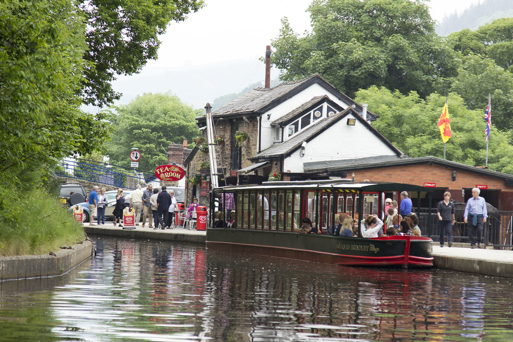 Llangollen Canal Boat trips on the beautiful Llangollen Ca… Flickr
