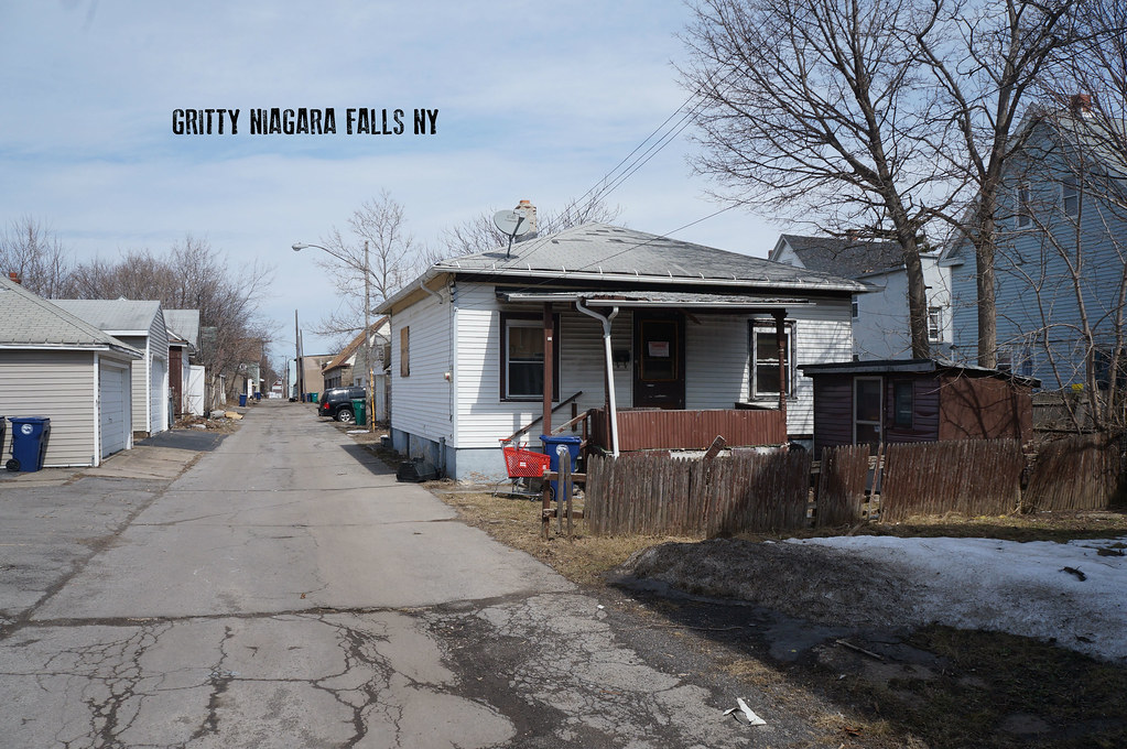 Alley house in Niagara Falls, New York Condemned alley hou… Flickr