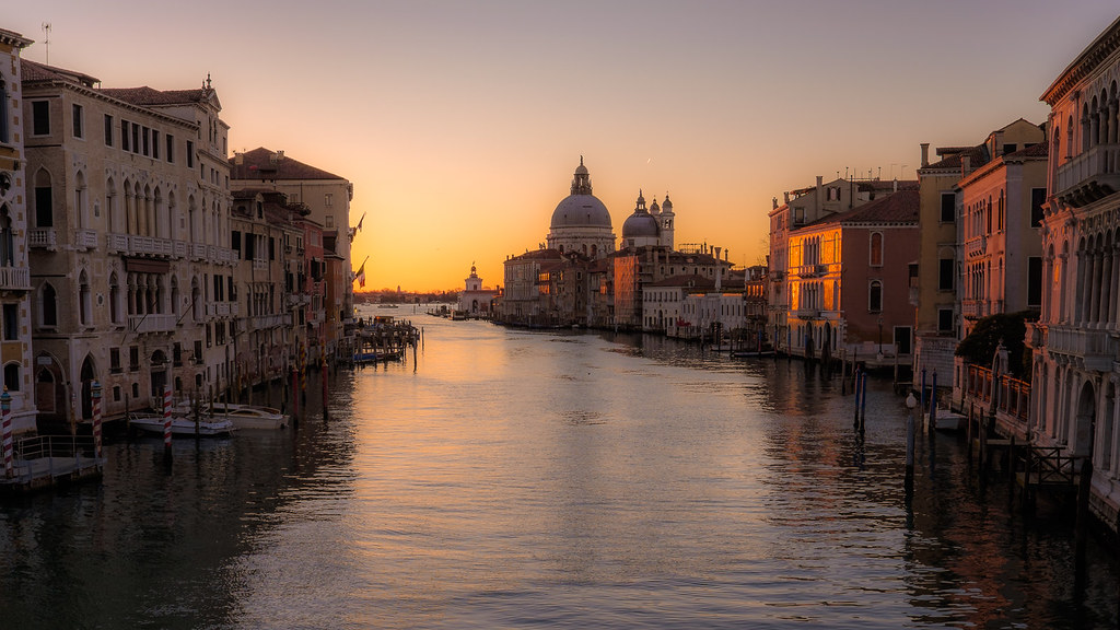 Canal Grande / Santa Maria della Salute at sunrise Flickr