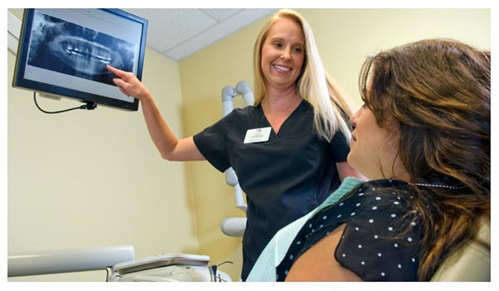 Dental hygienist explaining restorative dentistry procedur… Flickr