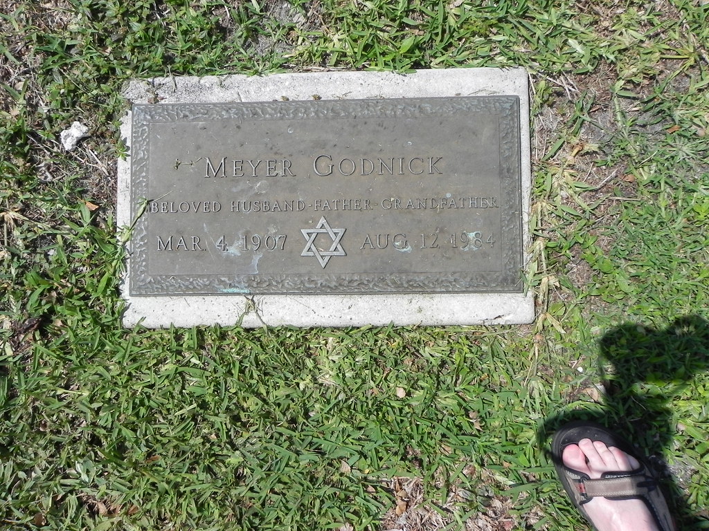 Menorah Memorial Gardens Menorah Memorial Gardens grave ma… Flickr