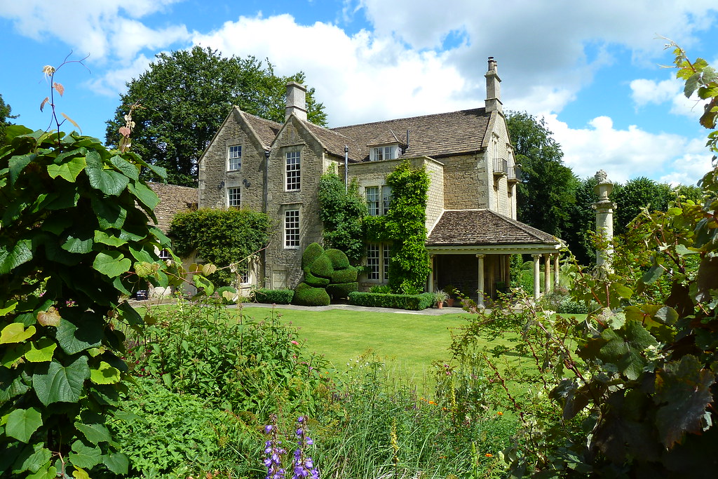 "The Courts" Garden Viewed across the main lawn is the rea… Flickr