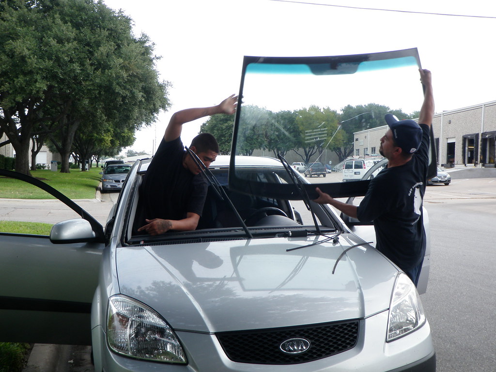 Removal of Broken Kia Windshield Mobile Glass technicians … Flickr