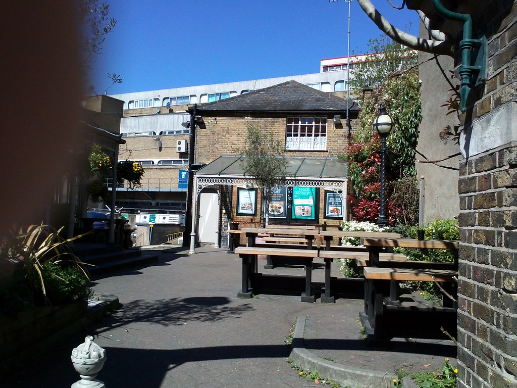 Uxbridge, Windsor Street, The Fig Tree Peter Cousins Flickr