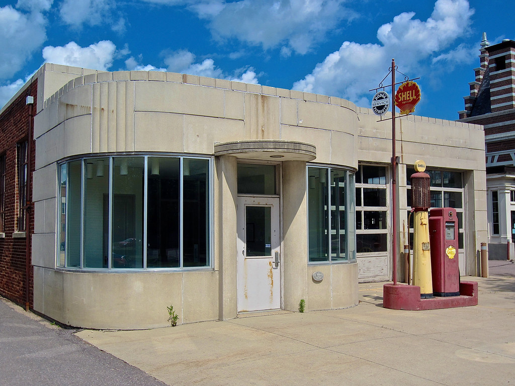 Abandoned Gas Station, New Ulm, MN An abandoned Shell gas … Flickr