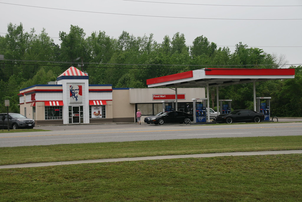 KFC and closed Exxon St. South Carolina 2015. drpep Flickr