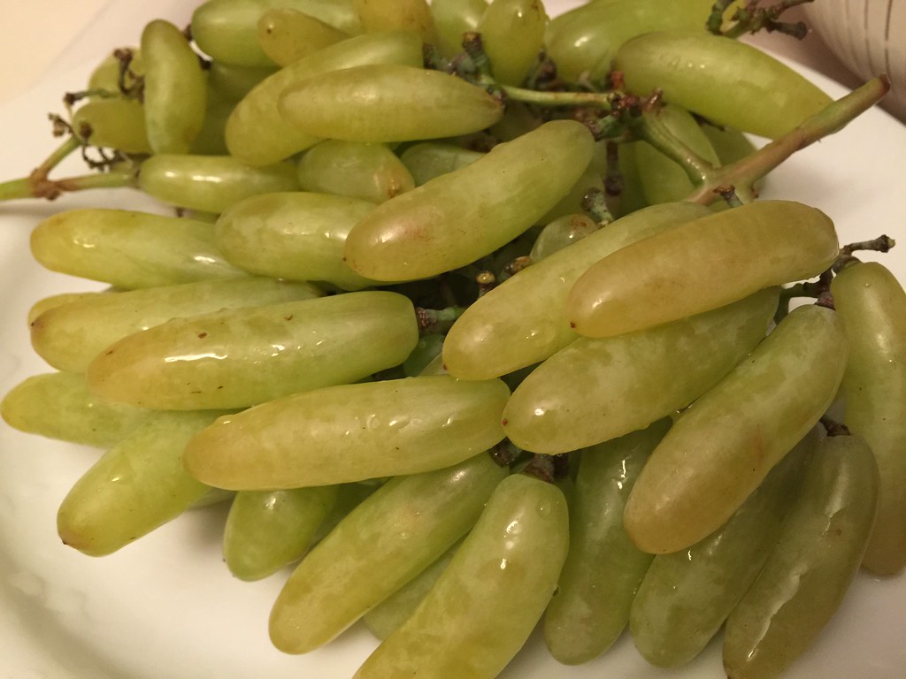 Witch finger grapes I've had red ones, but never seen gree… Flickr