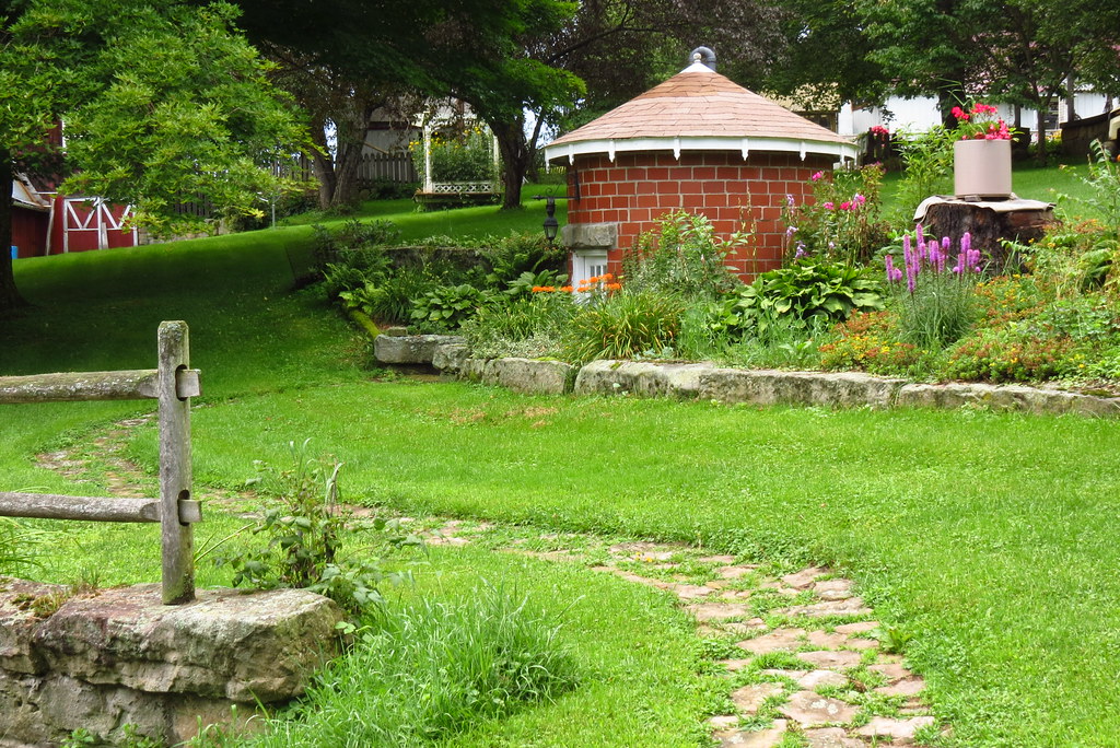 The path to the Spring House at the McCracken Covered Brid… Flickr