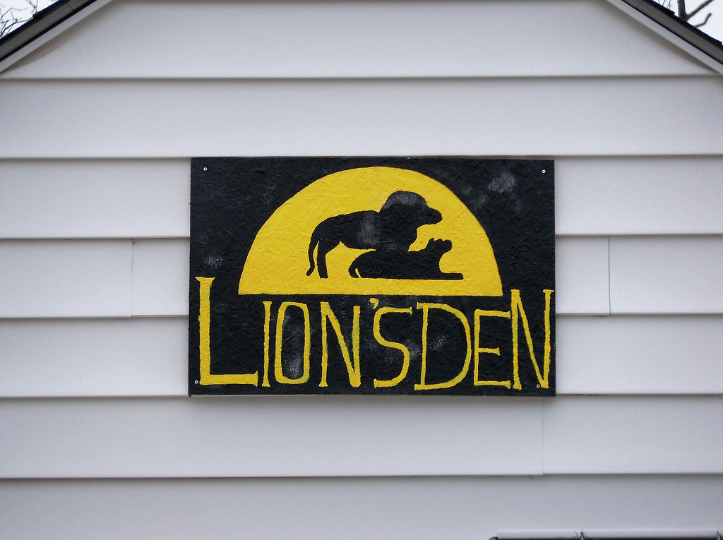 OH Oxford Lion's Den Sign for the Lion's Den house in Ox… Flickr