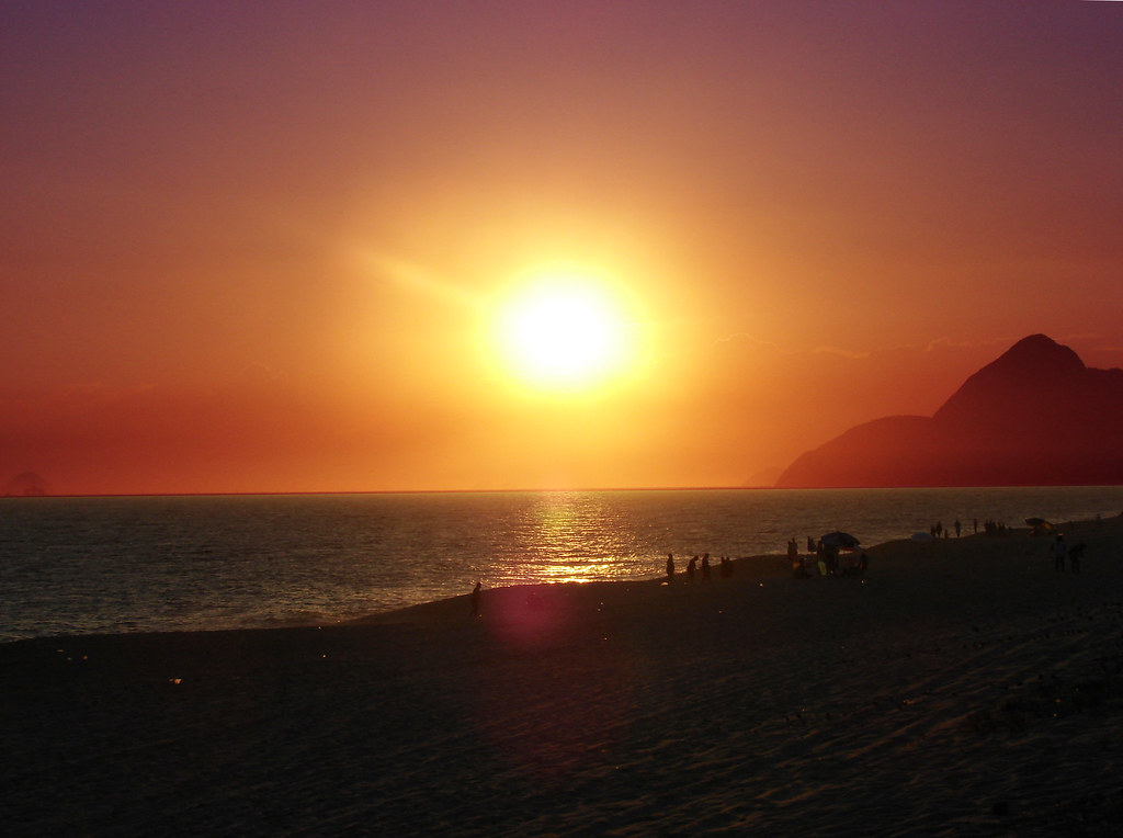 Por do Sol O sol se pondo no mar de Itaipuaçú. Luiz