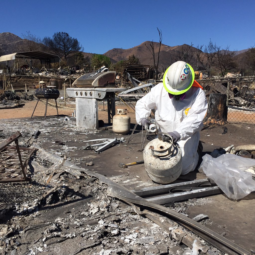 Erskine Fire in Kern County 2016 DTSC staff removes hazard… Flickr