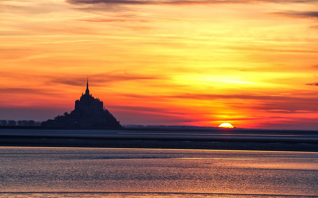 Mont saint michel coucher de soleil prés du mont saint