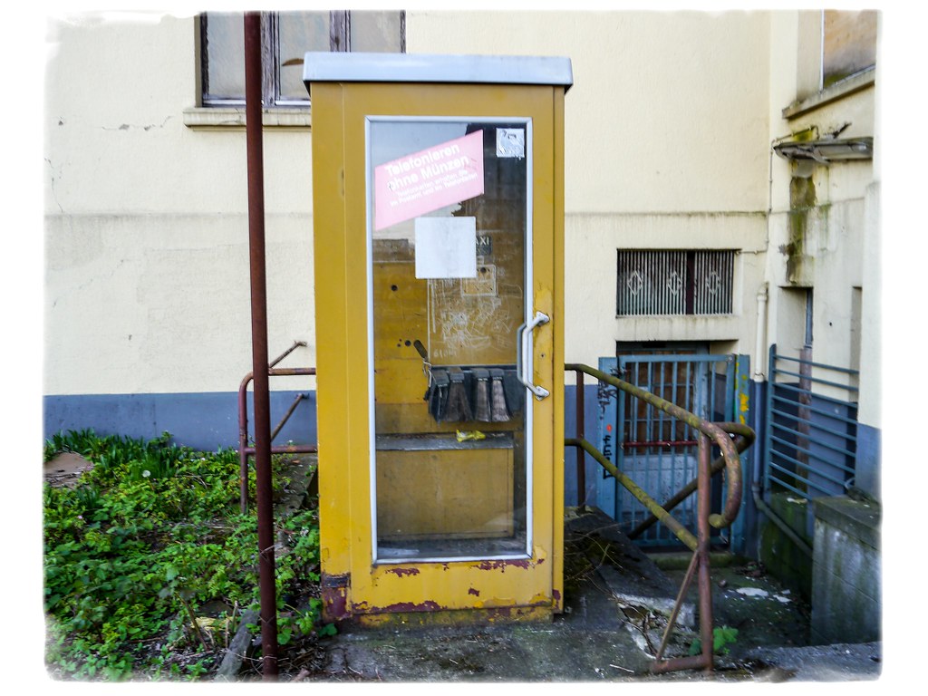 alte Erinnerungen Telefonzelle mit alten Telefonbüchern Angy DS