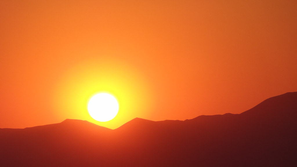 Wide Yellow Ring Around Sun and Orange Glow in Sky at Suns… Flickr