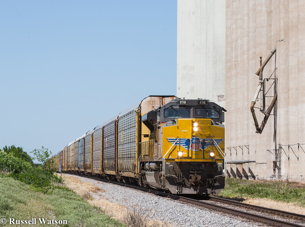UP8718 Wellington, KS UP8718 leads a southbound autorack … Flickr