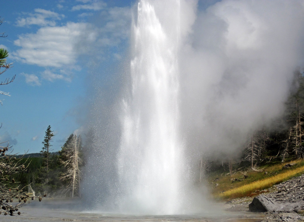 Grand Geyser eruption (10571109 AM, 15 August 2015) 10 Flickr