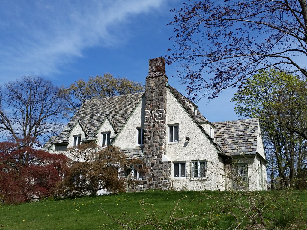 11598 Park Lane This stately Kew Gardens residence appear… Flickr