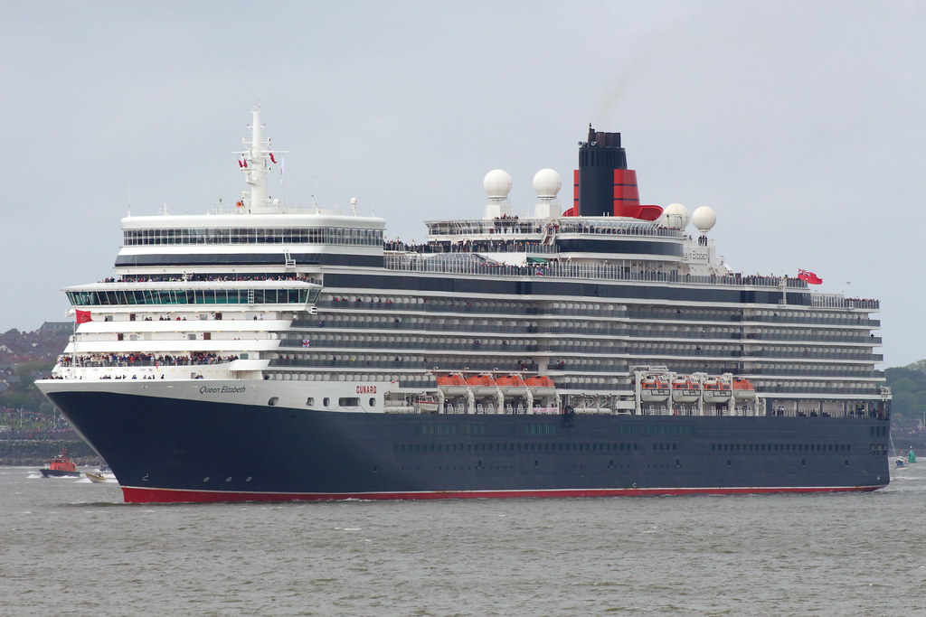 MS Queen Elizabeth Sailing up the Mersey, past Albert Dock… Flickr