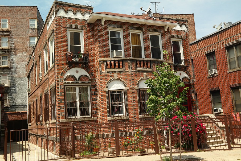 Claflin Avenue house This residential building is one a ro… Flickr