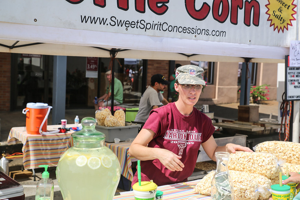 Selling Kettle Corn This vendor sold kettle corn, lemonade… Flickr