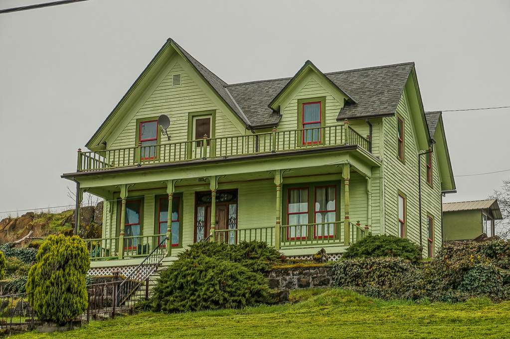 House on a hillDSC3914The Dalles, Wasco County, Oregon… Flickr