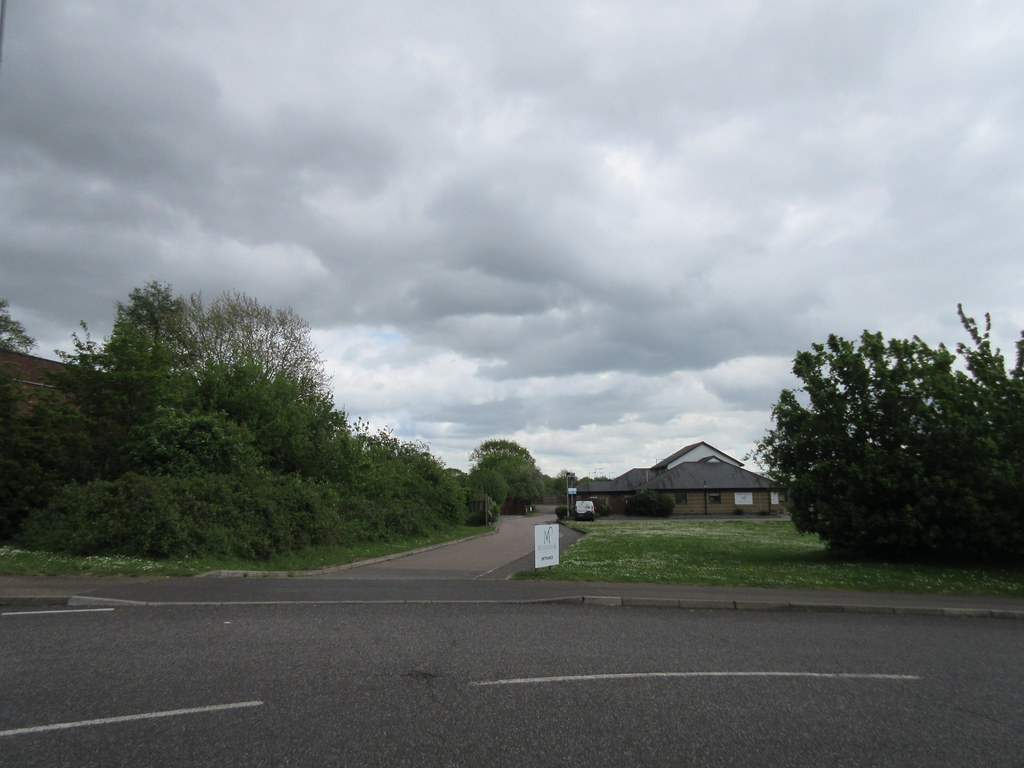 The sky fills with grey cloud IMG_5574 Millennium Veterina… Flickr