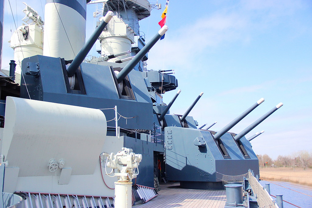 5 in (130 mm)/38 Calibre DualPurpose Guns Taken in Wilmin… Flickr