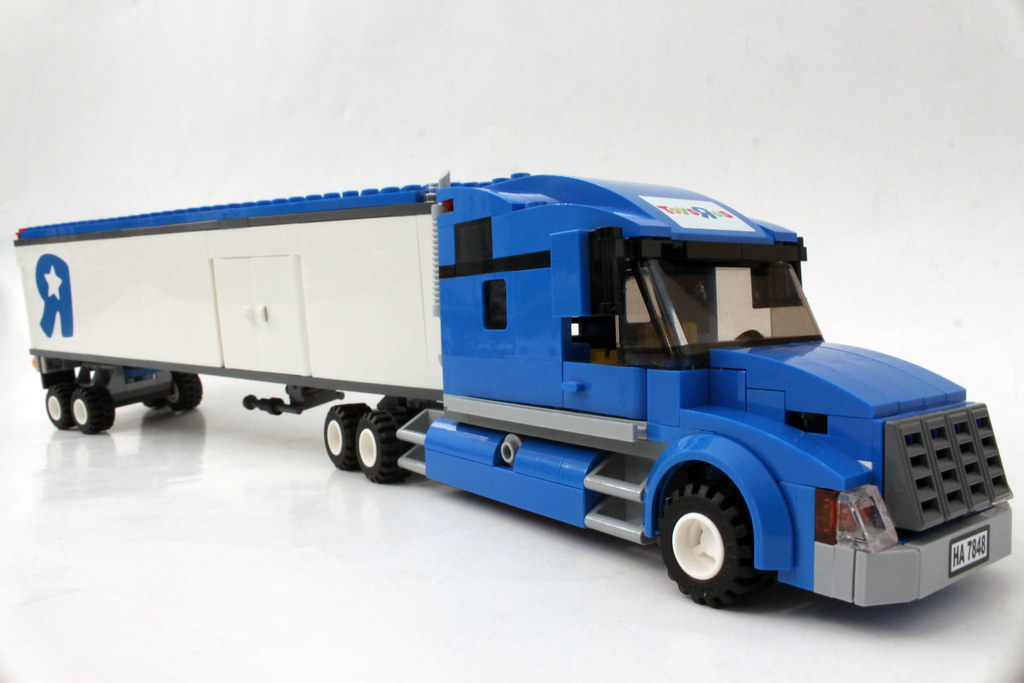 LEGO City Toys R Us Truck (7848) Read more here www.thebr… Flickr