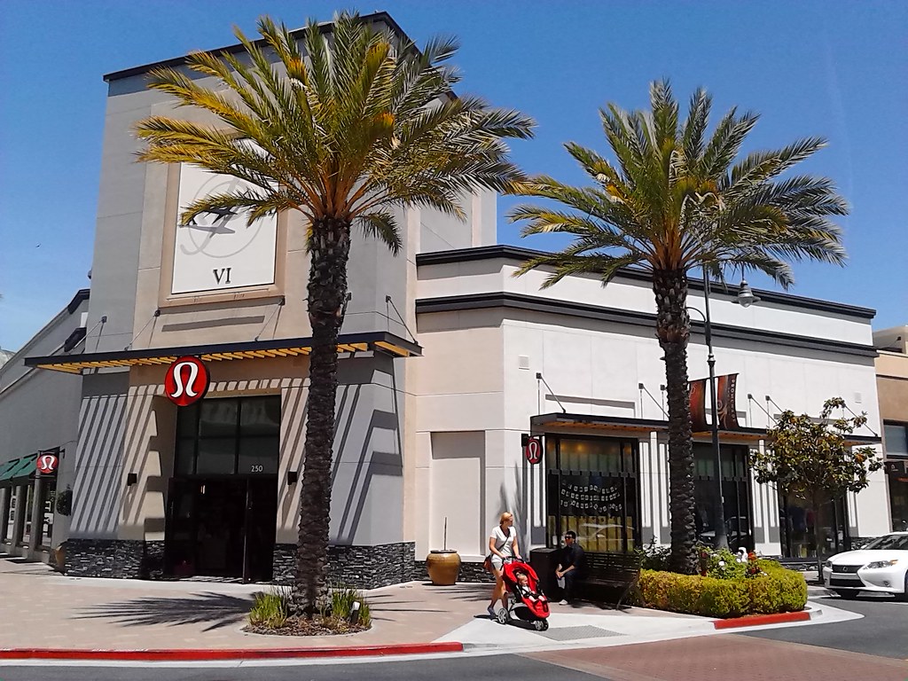 Lululemon Athletica lululemon athletica at the Temecula Pr… Flickr