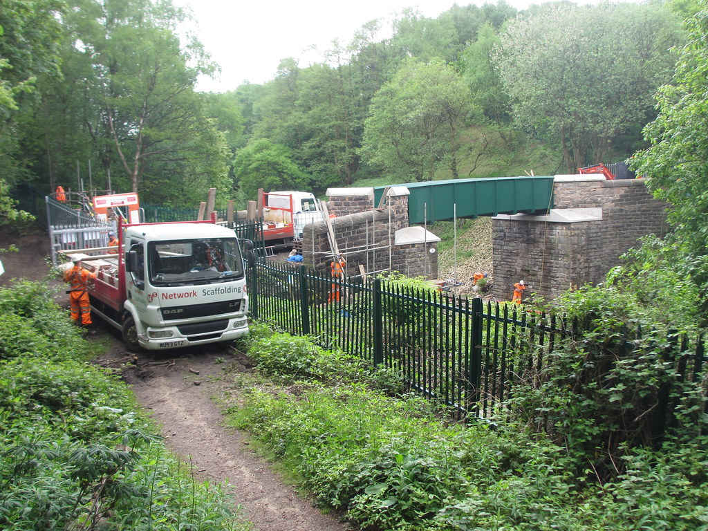 4214k Dixon Fold Footbridge The scaffolding being dismantl… Flickr