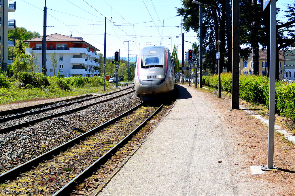 Le TGV "Paris gare de Lyon à EvianlesBains" en gare de Saint Julien