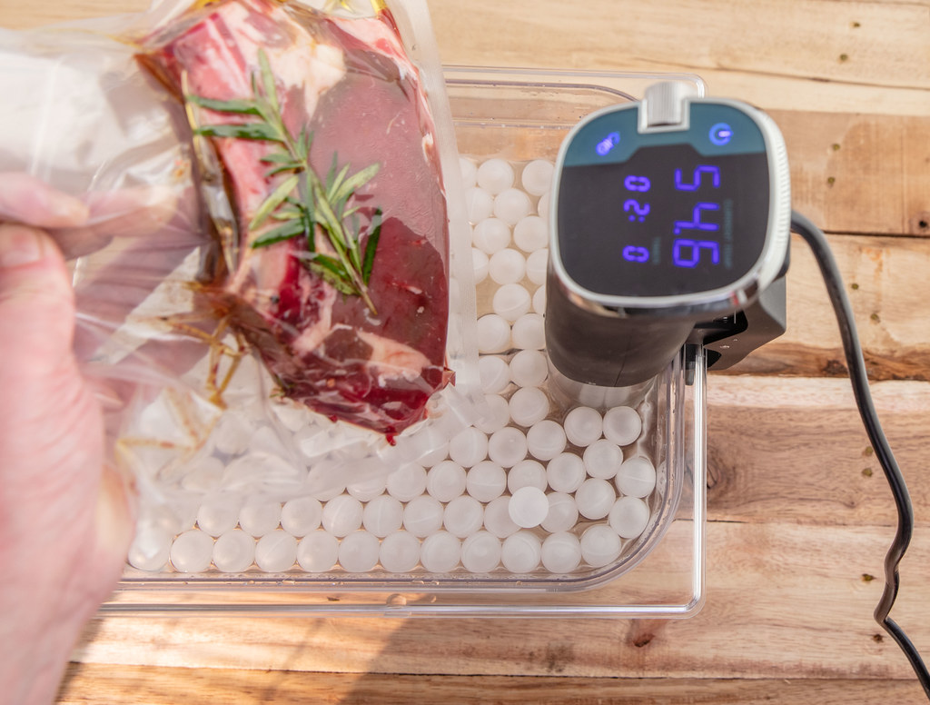 Sous vide set up and vacuumsealed steak Sous vide polycar… Flickr