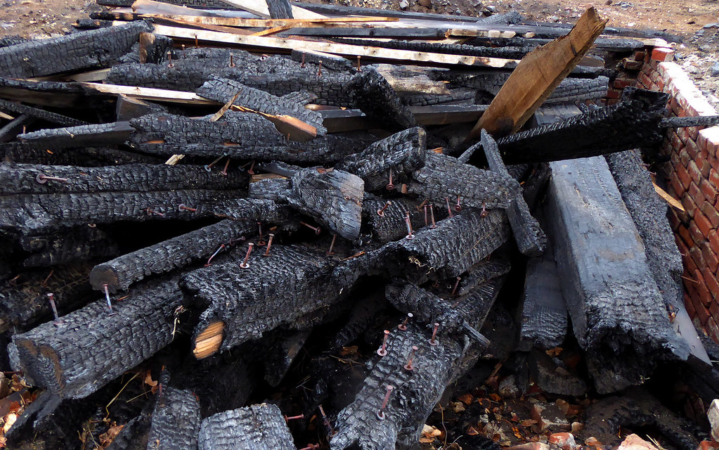 20181228_2632 Burnt lumber lying within the foundation of … Flickr