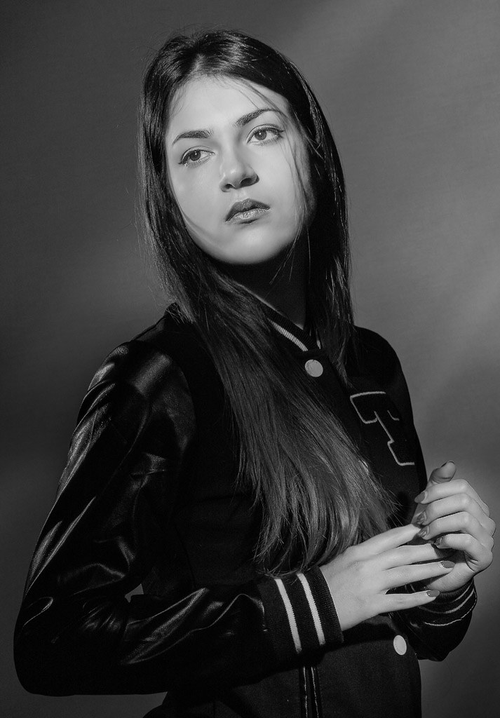 Sabina Hard light only spots on face and hands + rim ligh… Flickr
