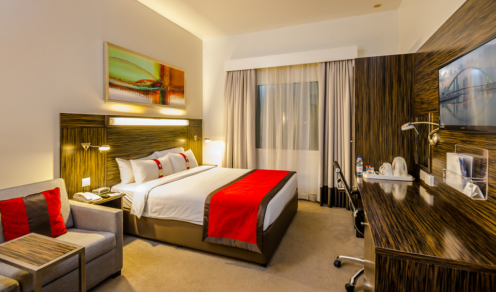 Standard room of Holiday Inn Express. A standard room of H… Flickr