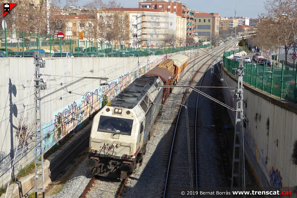 333.325 amb tren taller per Terrassa La 333.325 de renfe a… Flickr